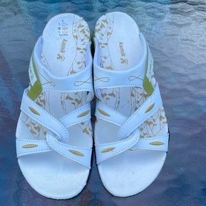Kamik white sandals